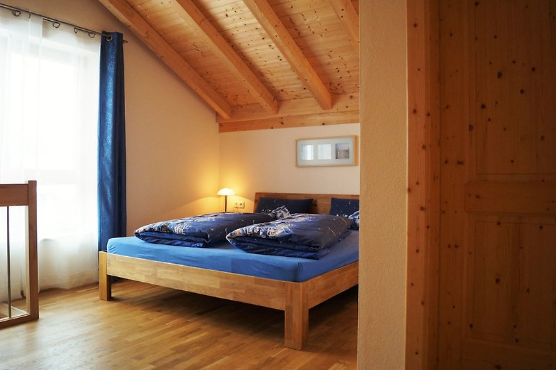 Schlafzimmer mit Sichtdachstuhl
