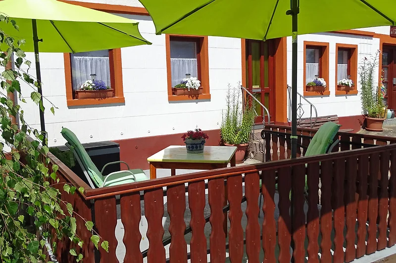 Terrazza e facciata della casa