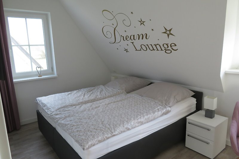 Schlafzimmer 1 mit  Wandtatoo von Designscape Cr. GmbH