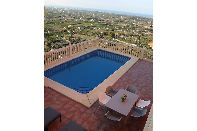 Terrasse mit Pool und Ausblick
