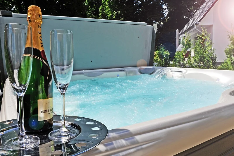 Luxe villa Vista aan het meer met jacuzzi, sauna, gashaard, Sky TV