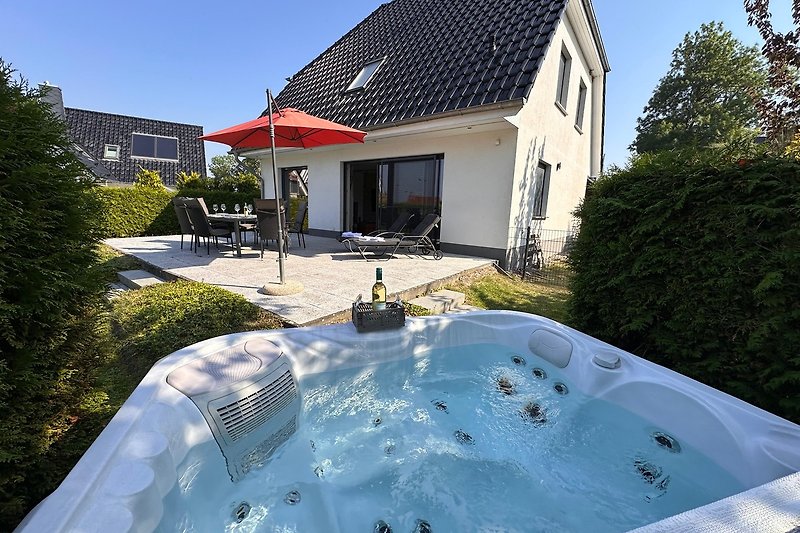 Villa mit Pool und eingezäuntem Garten