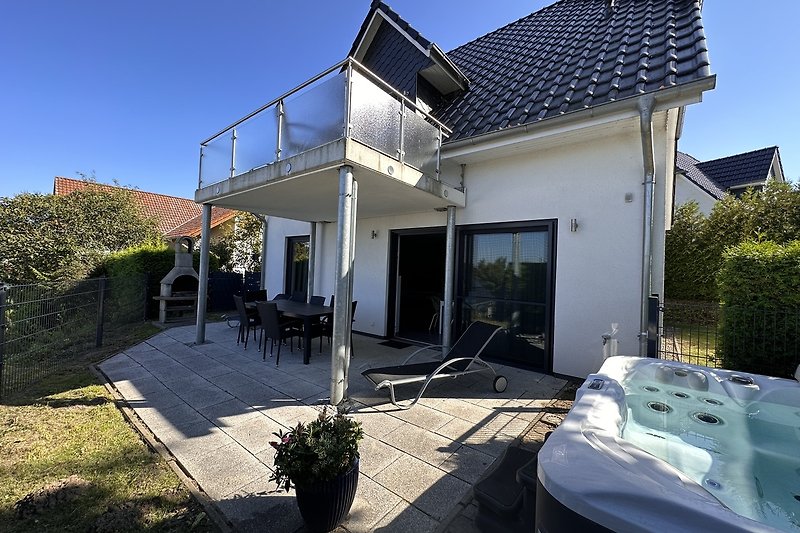 Villa am See mit Seeblick von Terrasse und Balkon