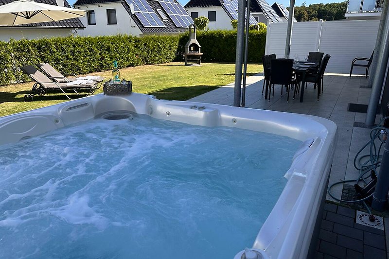 Luxuriöser Außenbereich mit Pool  und Sonnenliegen.