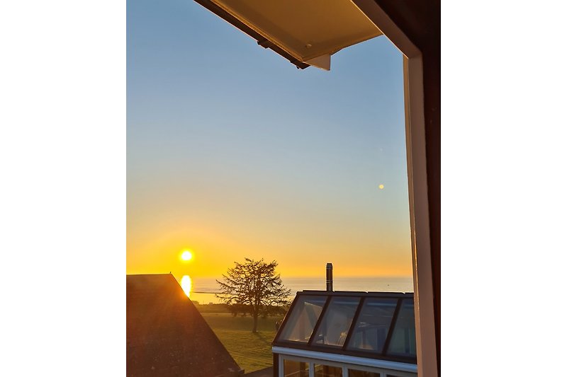 Blick aus dem Fenster (linke Gaube) – Sonnenuntergang über dem Meer