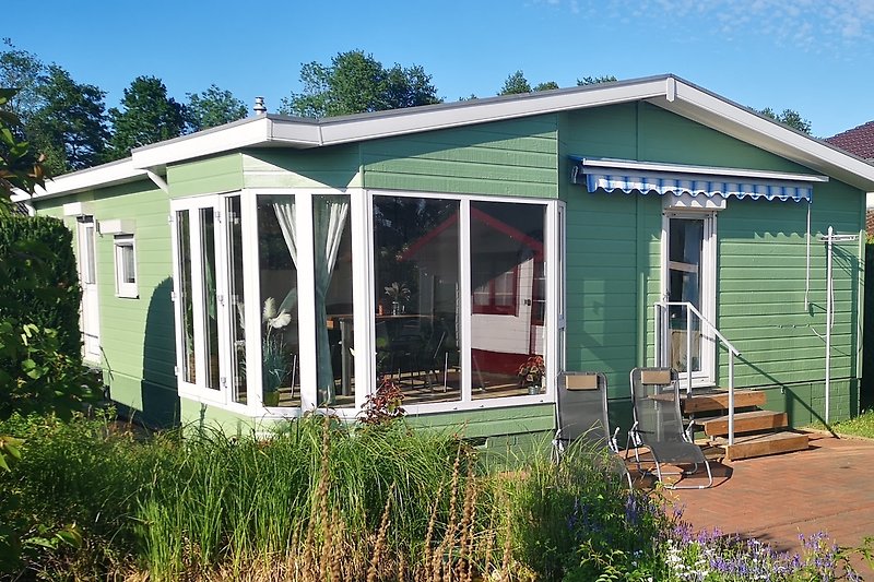 Gemütliches Ferienhaus mit schönem Garten und Holzfassade in ländlicher Umgebung.