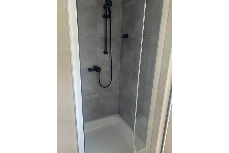 Frisch renovierte Dusche in modernem Design.