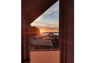 Nieuw huis met uitzicht op het meer en open haard