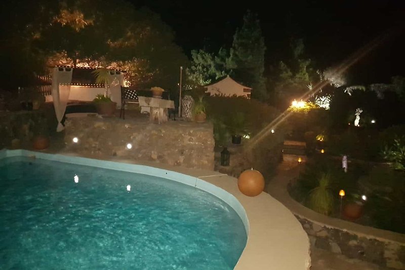 Pool und Lounge zum Chillen bei Nacht