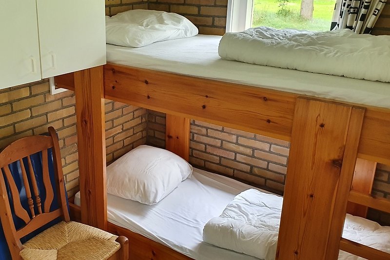 Slaapkamer 3 met stapelbed, legkast en wastafel