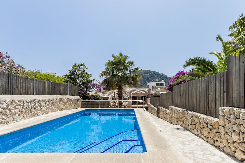 Pool mit Blick auf das Haus im Hintergrund.