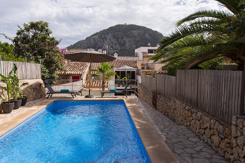 Pool mit Sonnenliegen und Blick auf den Puig de Maria