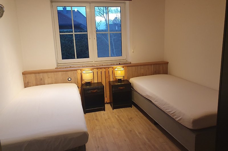 Schlafzimmer mit 2 Boxspringbetten und Schrank