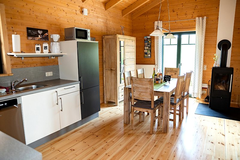 Ein stilvolles Kücheninterieur mit Holzmöbeln und einer Granit-Arbeitsplatte.