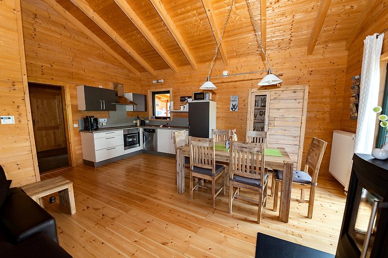 Ein charmantes Haus mit einer stilvollen Küche und Holzboden.