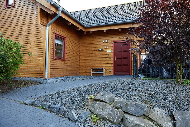 Schönes Haus mit Garten, Garage und gepflasterter Einfahrt.