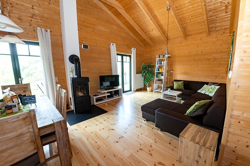 Ein stilvolles Wohnzimmer mit gemütlicher Couch und Holzmöbeln.