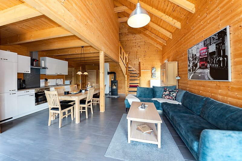 Gemütliches Wohnzimmer mit Holzmöbeln, Couch und Kaffeetisch.