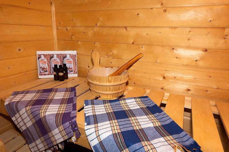 Ein rustikales Zimmer mit Holzboden und gemütlicher Einrichtung.
