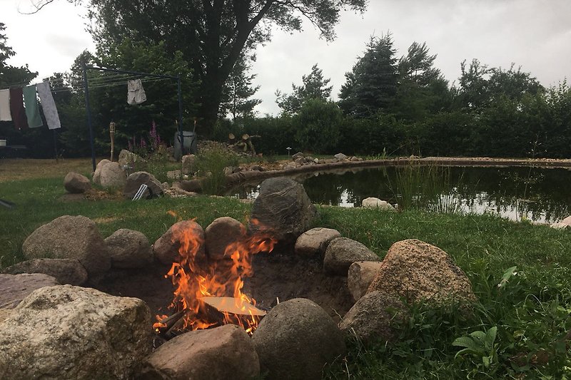 Feuerstelle und Teich im Garten