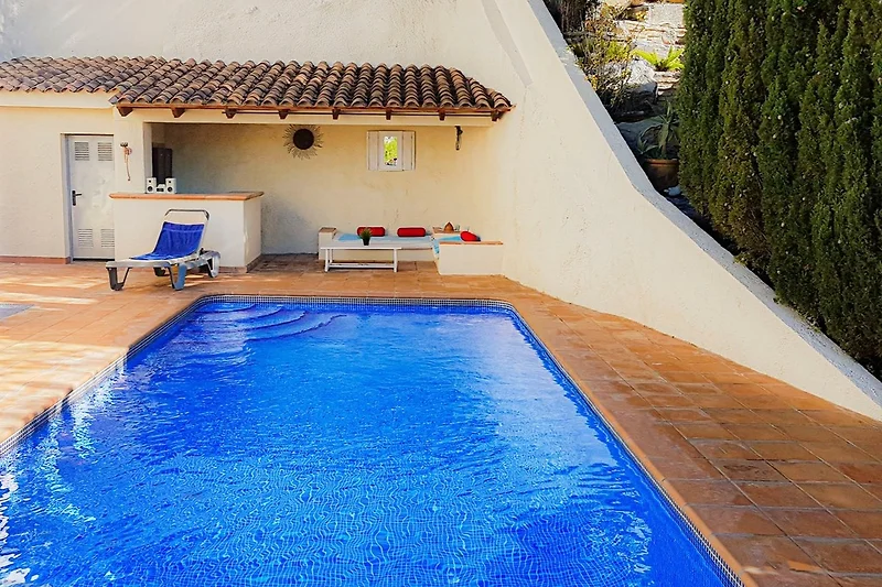 Pool view with poolbar
