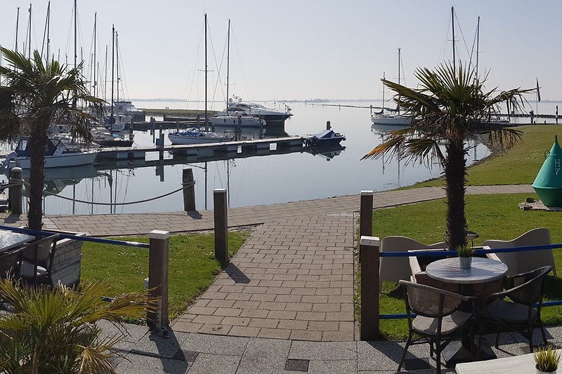 Der Yachthafen auf Herkingen verfügt über eine Brasserie mit Terrasse auf dem Wasser.