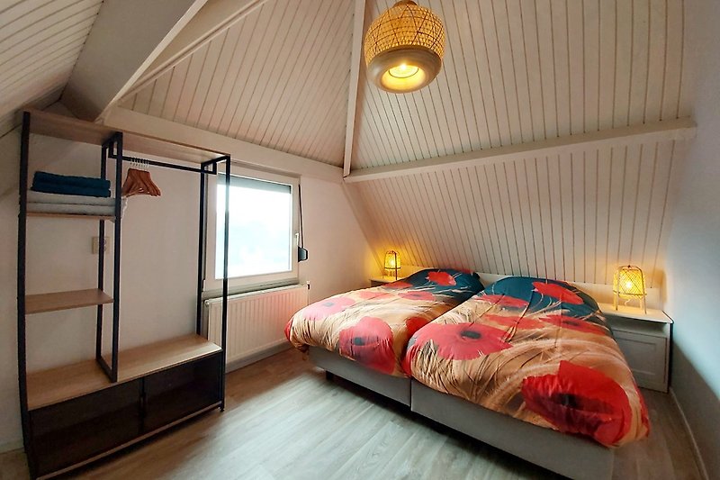 Entspanne dich in diesem Hauptschlafzimmer! Das Schlafzimmer verfügt über luxuriöse Boxspringbetten von 2,10 m Länge!