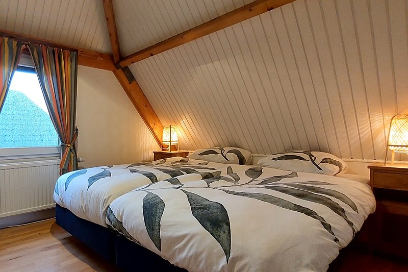 Gemütliches Schlafzimmer mit bequemem Bett (2.10m!) und stilvoller Beleuchtung.