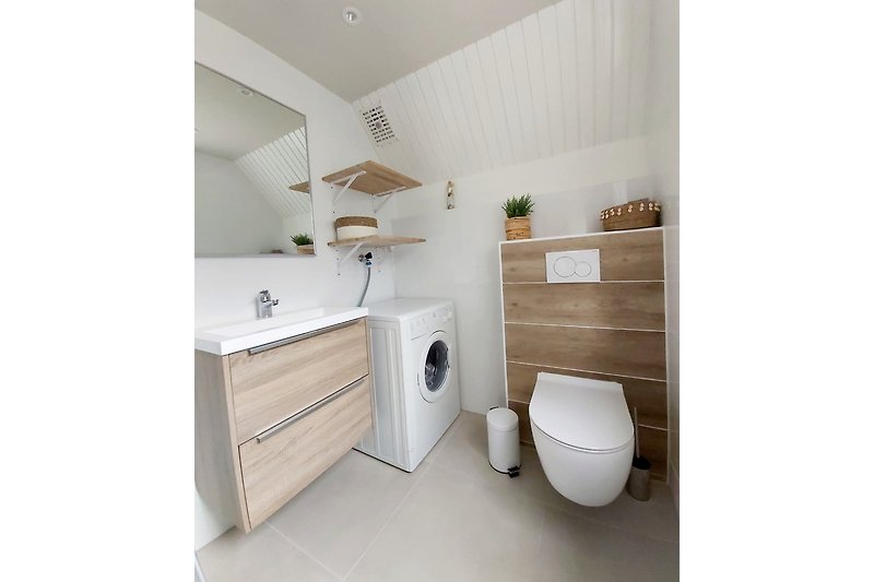 Ein brandneues und luxuriöses, modernes Badezimmer mit Waschmaschine
