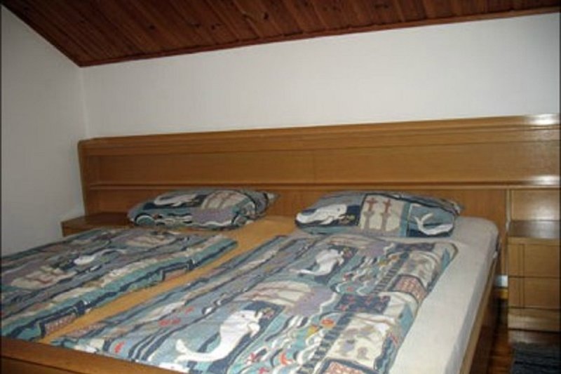 großes Schlafzimmer mit trennbaren Doppelbett