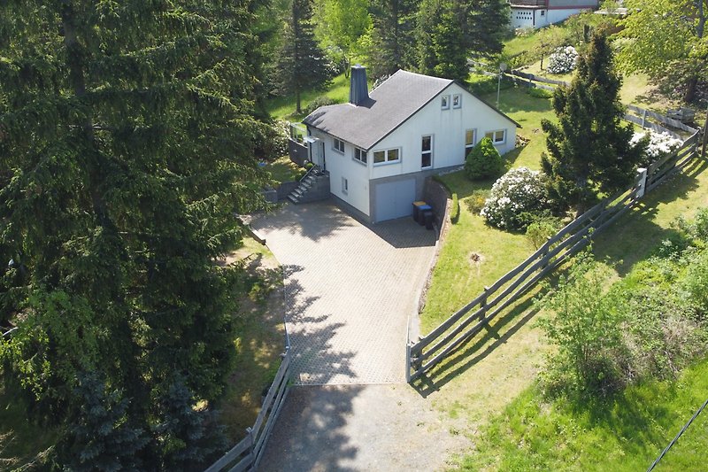 Schönes Haus mit Garten und Bergblick in ländlicher Umgebung.