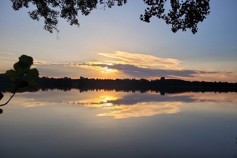 Schöne Naturlandschaft mit See, Wald und Sonnenuntergang. Perfekt für Naturliebhaber.