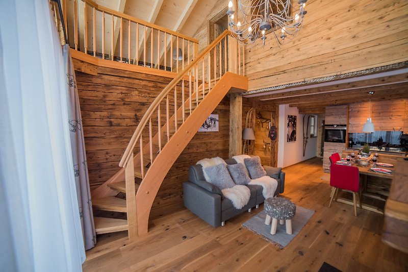 Wohnzimmer in Käthe´s Lodge mit Treppe ins OG