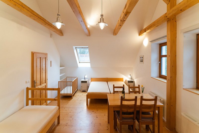 Gemütliches Wohnzimmer mit Holzmöbeln und stilvollem Interieur.