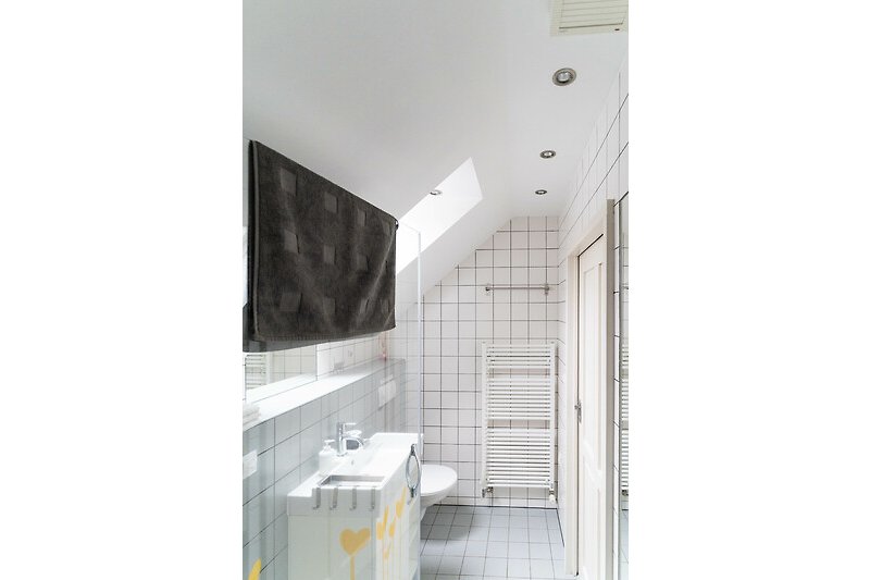 Ein modernes Badezimmer mit elegantem Design und hochwertigen Armaturen.