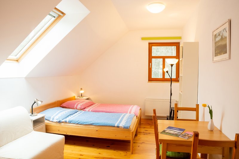 Einladendes Schlafzimmer mit Holzmöbeln und gemütlichem Bett.