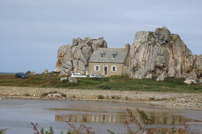 Haus zwischen den Felsen