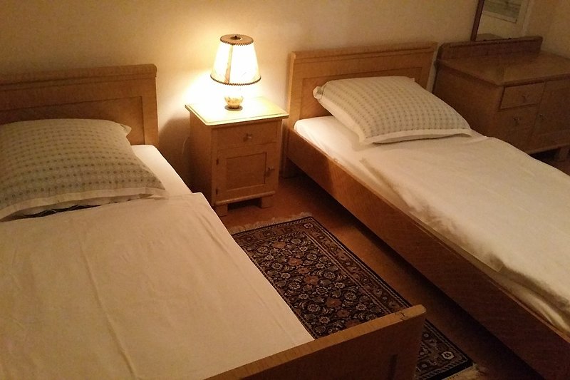 Schlafzimmer 1 mit 2 Einzel-Betten