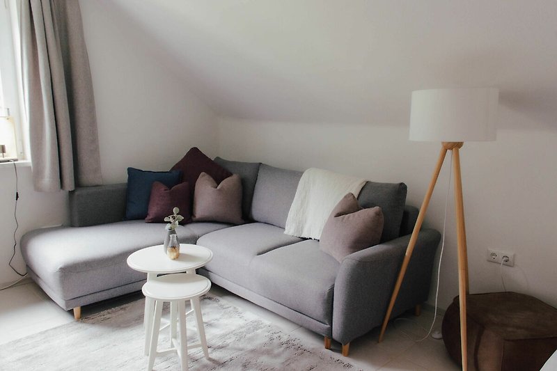 Wohnzimmer mit ausziehbarem Schlafsofa