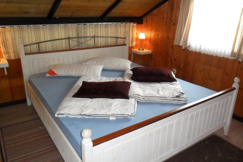 Schlafzimmer mit 180x200 Bett ohne Bettwäsche(Bezüge)