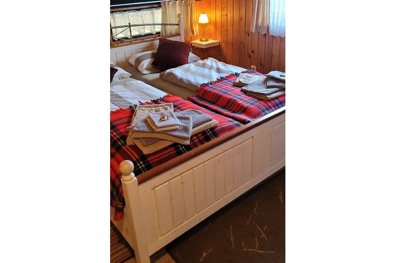 Gemütliches Schlafzimmer mit stilvoller Bettwäsche und dem zugehörigen Wäschepacket .