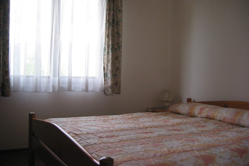 1.Sclafzimmer mit Doppelbett, Terrassen/Gartenwhg.