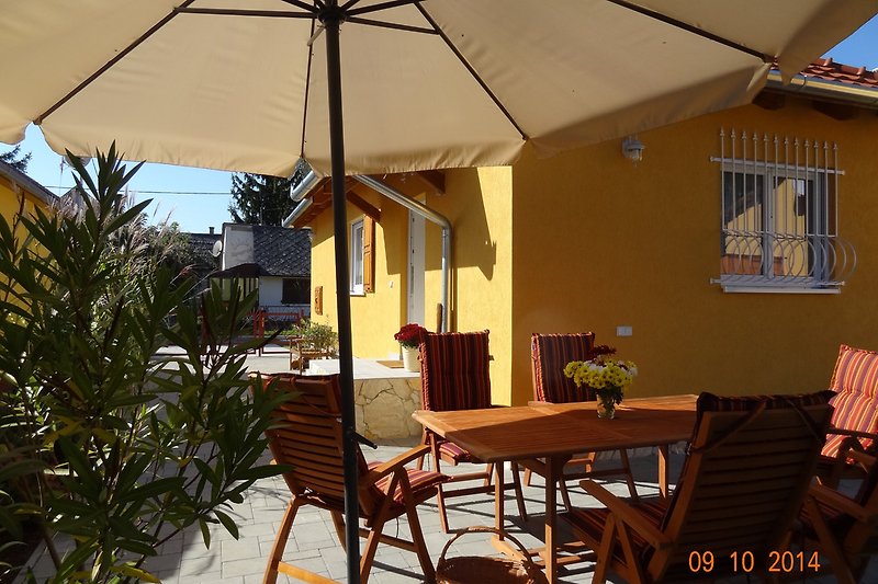 Terrasse mit Sonnenschirm