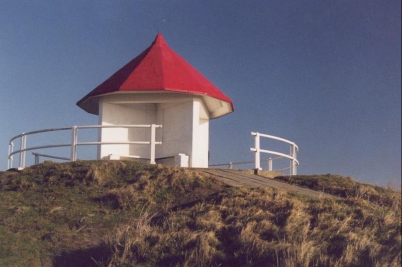 Der kleine weiße Pavillon mit rotem Dach, auf den zweiten höchsten Düne an der belgischen Küste.