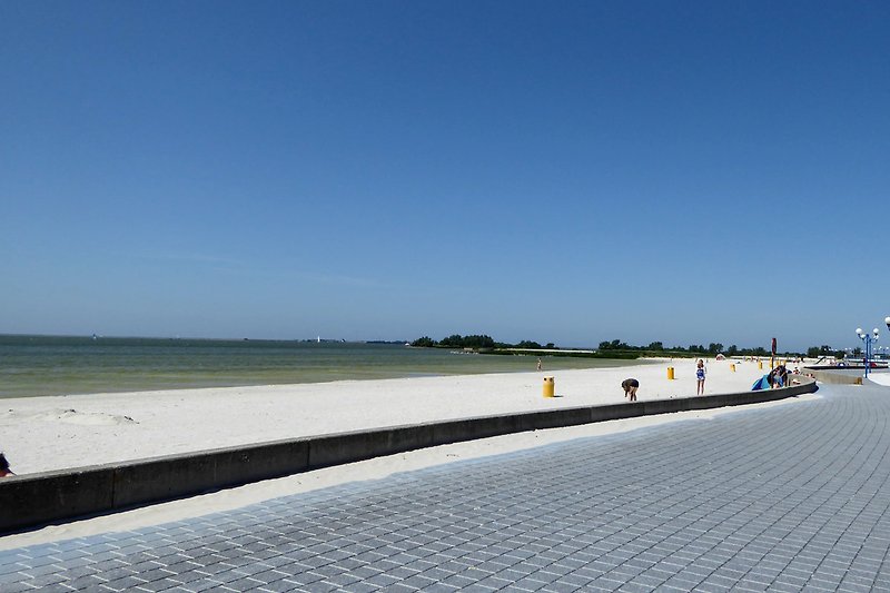 Strand mit Promenade
