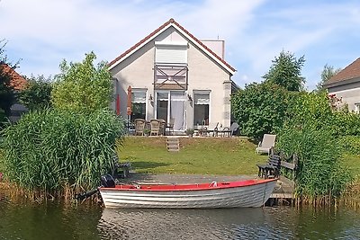 Ferienhaus mit kleinem Ruderboot