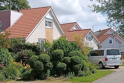 Ferienhaus mit kleinem Ruderboot