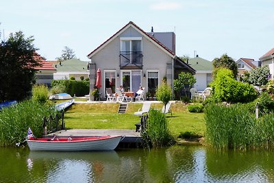 Frieslandhaus mit kleinem Ruderboot