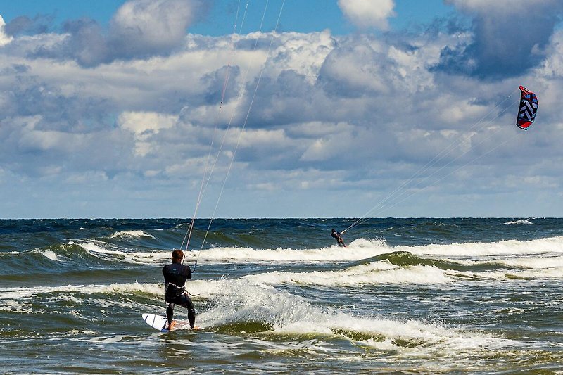 Der Strand von Noordwijk ist ein beliebter Ort für Kitesurfer