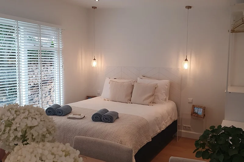 Wohn-/Schlafzimmer mit Boxspringbett von 210 x 160m